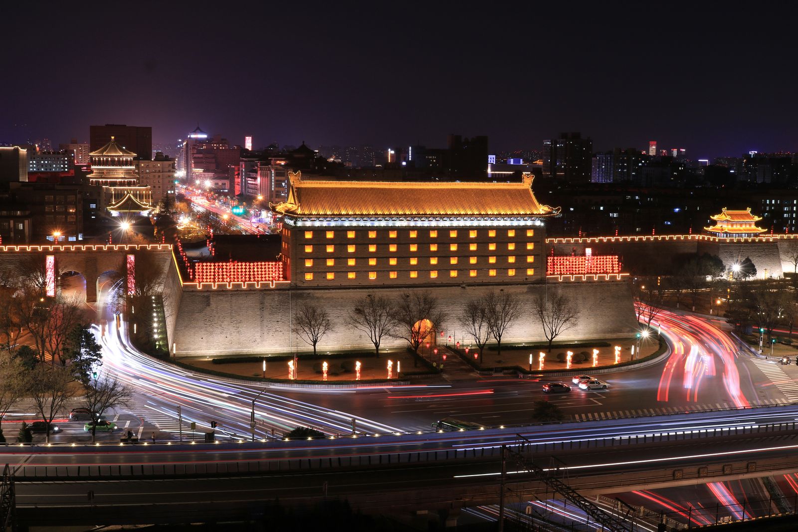 Xi&rsquo;an City Wall lit with lanterns at night
